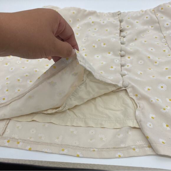 Princess Polly Fernie Mini Skirt in Daisy Floral Print Beige Button Side Sz 10 - Picture 9 of 12